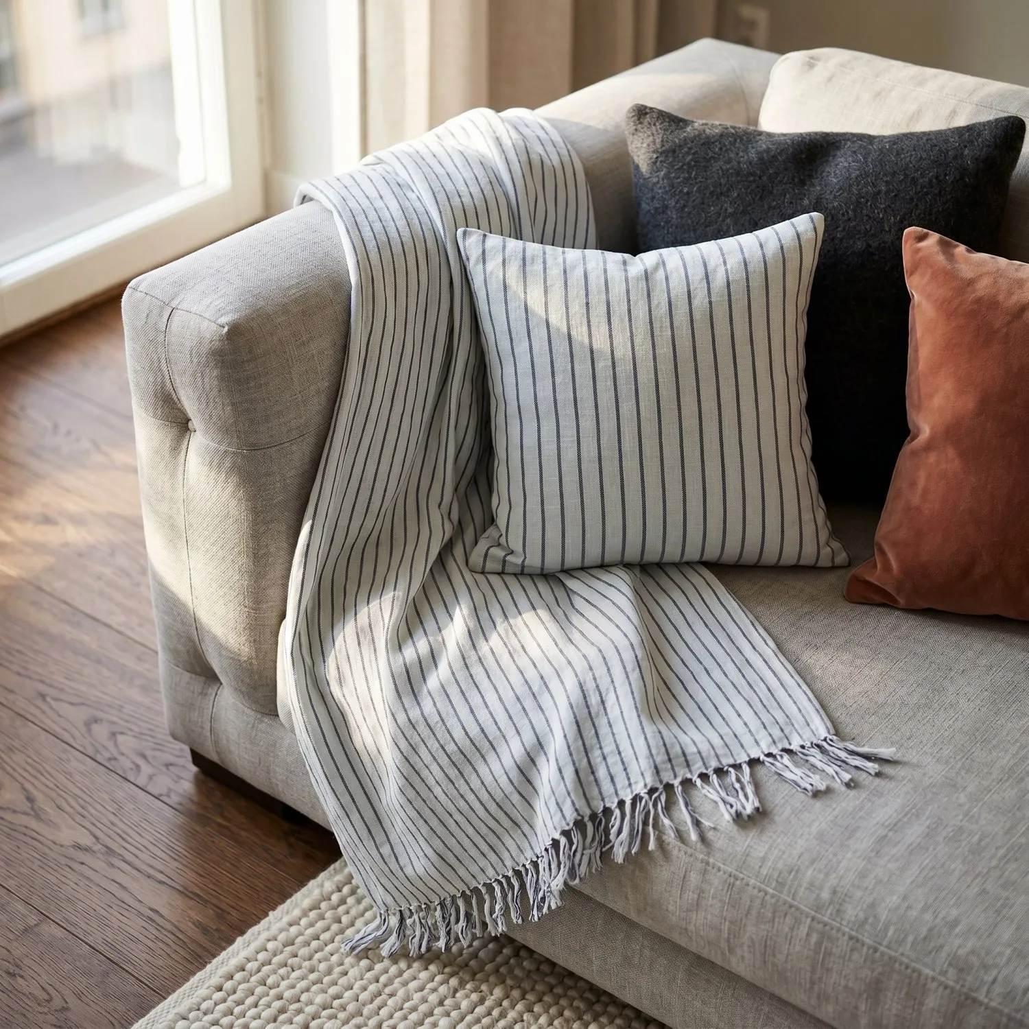 Pledd - Rumi stripe cotton throw (lyseblå/marineblå/kremfarget)