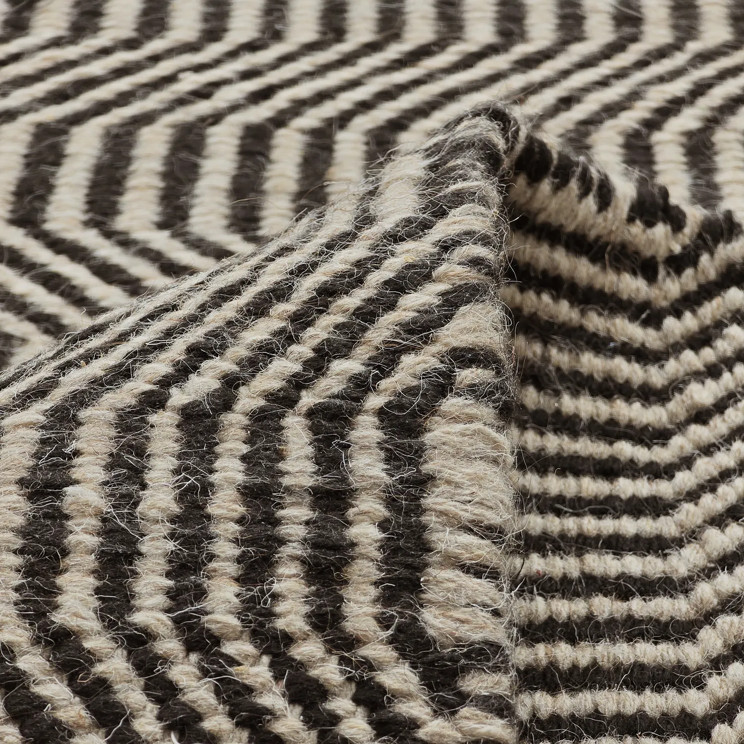 Ullteppe - Larkana (beige/svart)