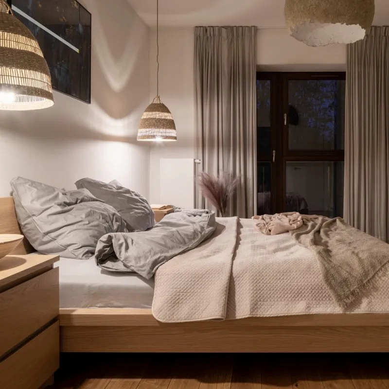 Gardiner-til-beige-vegg